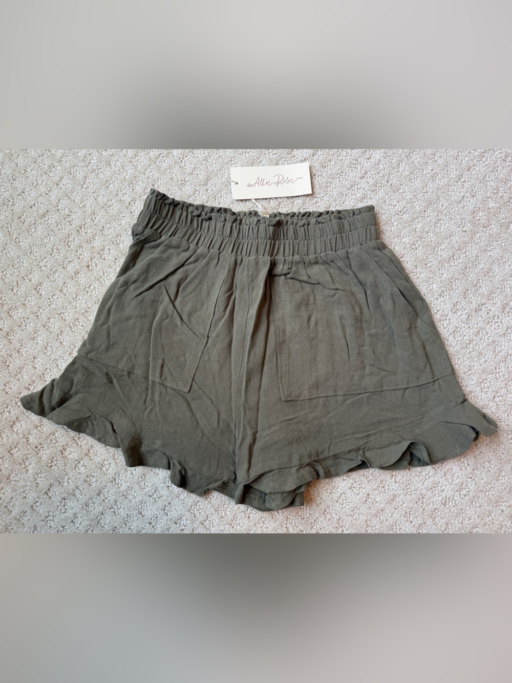 NWT Allie Rose Linen Ruffle hem shorts. Women’s small army green